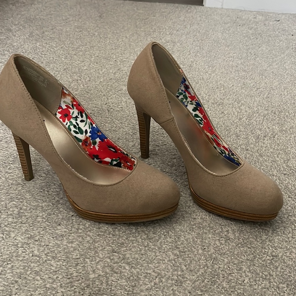Fioni Tan/Floral Women’s Platform Pump Heels Size 9